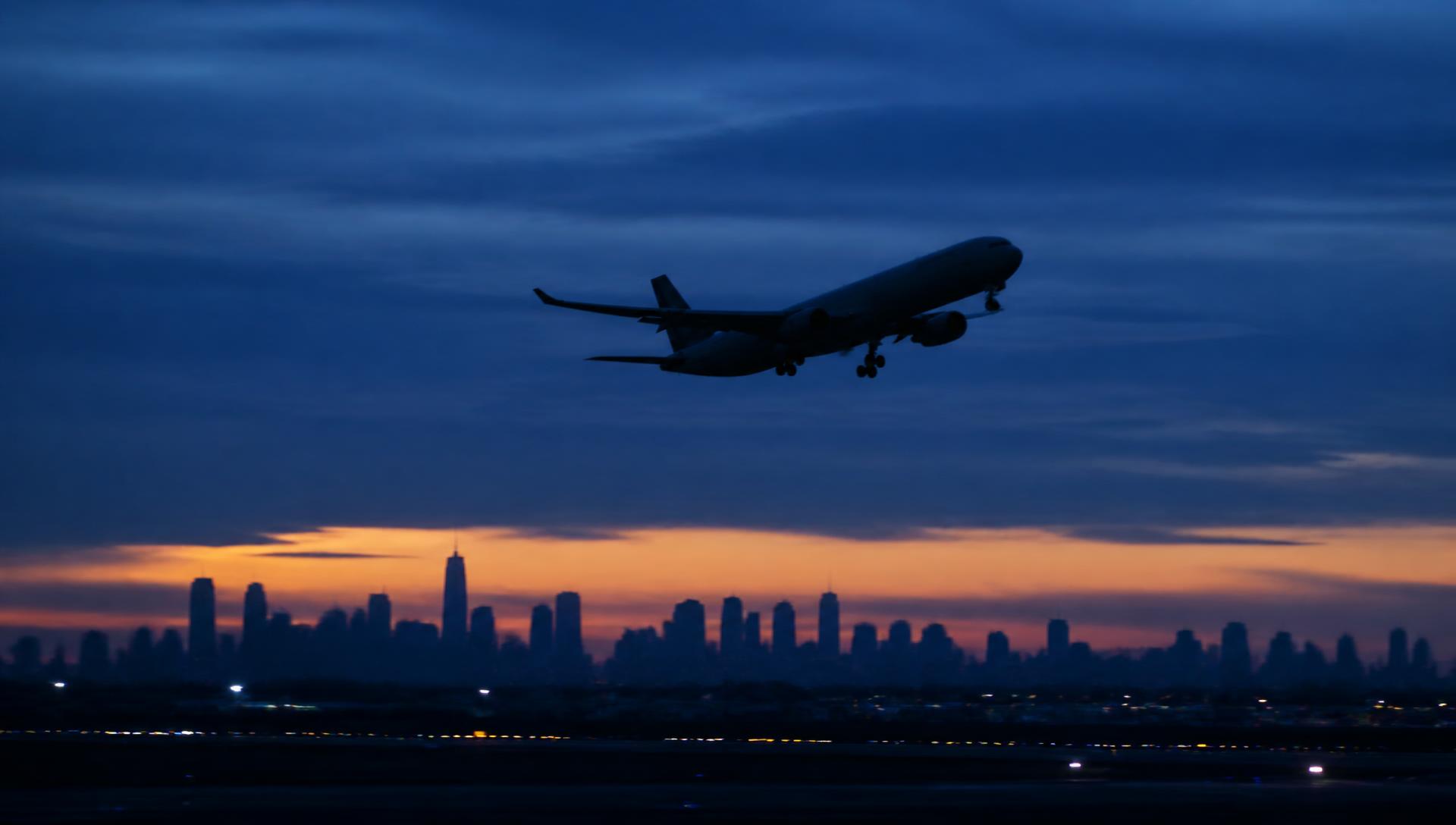 Airliner departing at dusk over the Chicago skyline